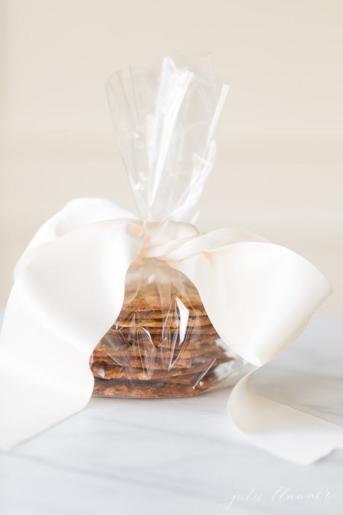 一包燕麦花边饼干，叠在一起是送给面包师的完美礼物。