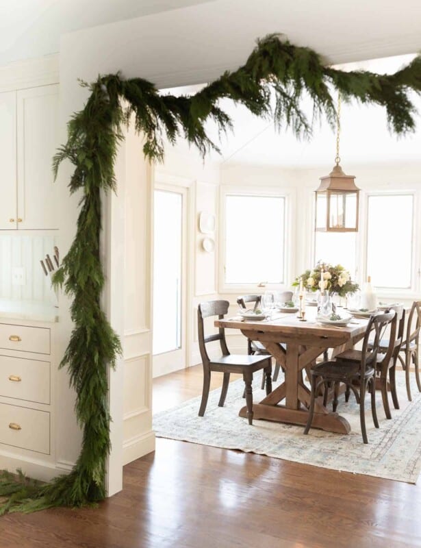 传统厨房披着在雪松诗歌选偷看入早餐点心与蓝色圣诞节花的安排