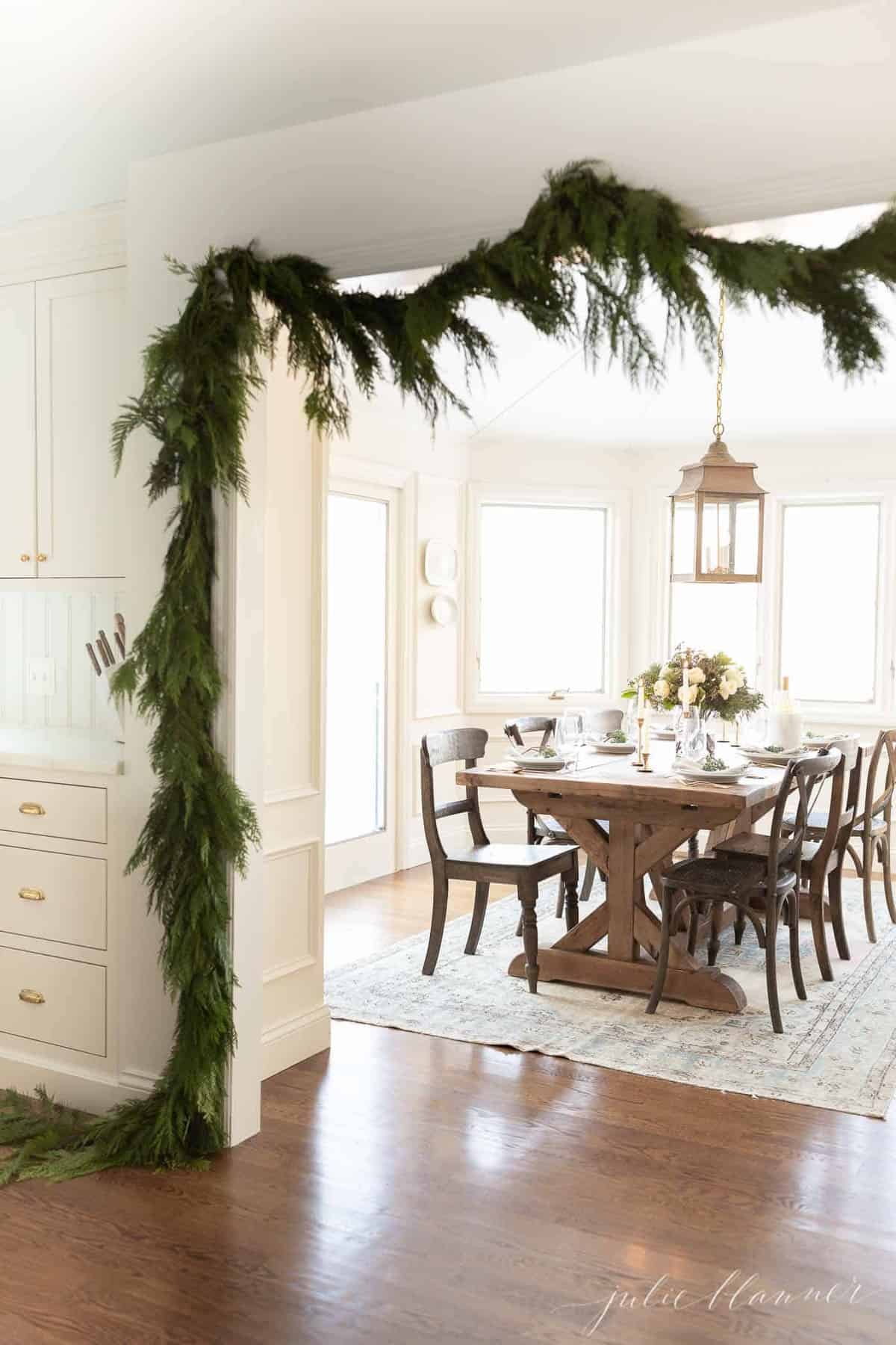 传统的厨房披着花环，窥视早餐角，蓝色圣诞节花卉布置