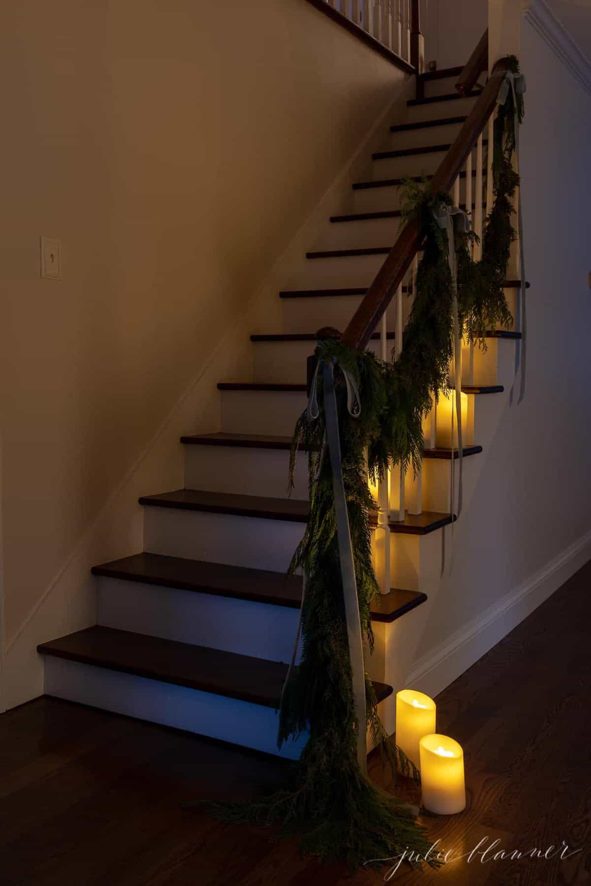 圣诞节衬有蜡烛和雪松花环的楼梯