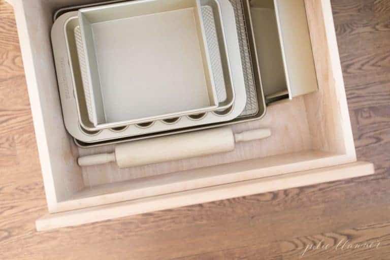厨房橱柜的抽屉里放着烤盘和擀面杖。