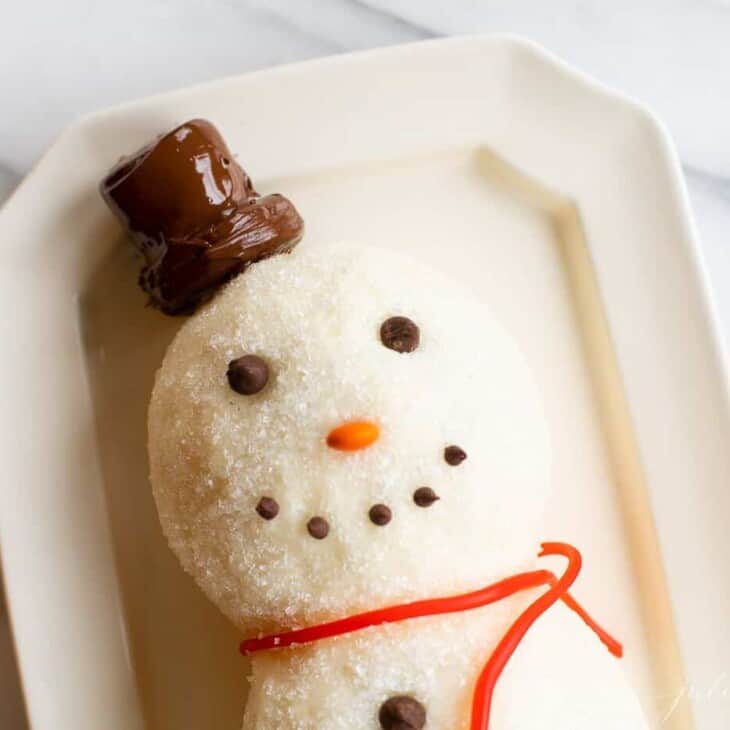 白色的表面，雪人芝士球在盘子上，巧克力片微笑。gydF4y2Ba