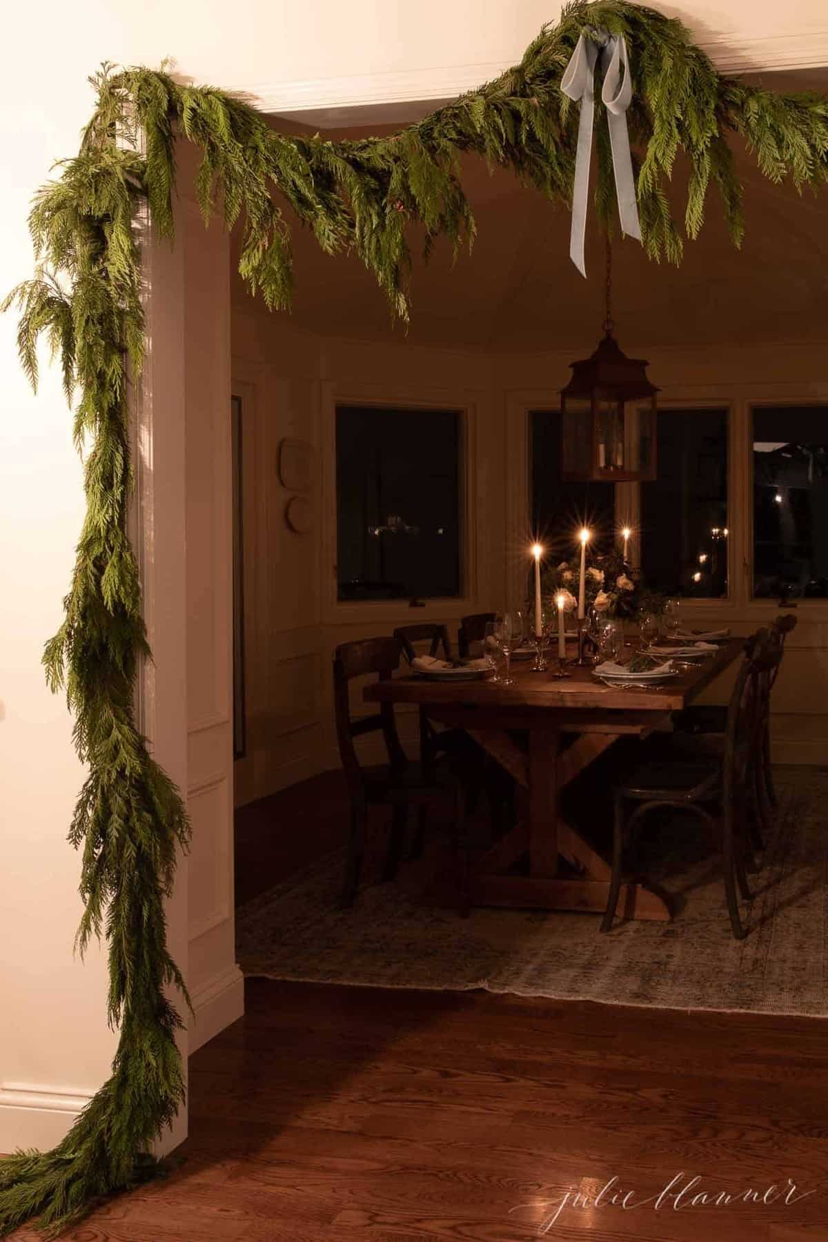 一个黑暗的烛光房间，为圣诞晚餐而准备。