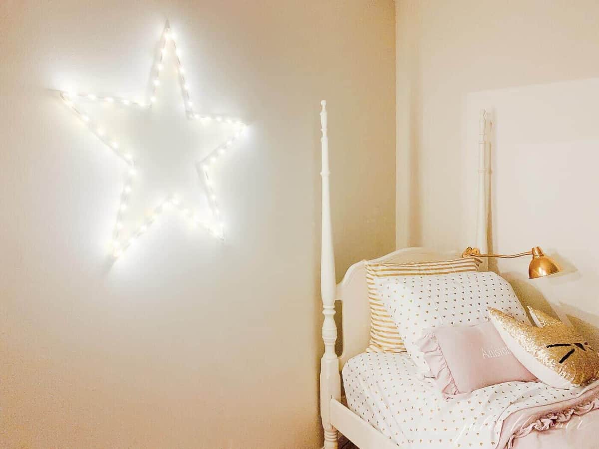 房间里的床上有明亮的星星