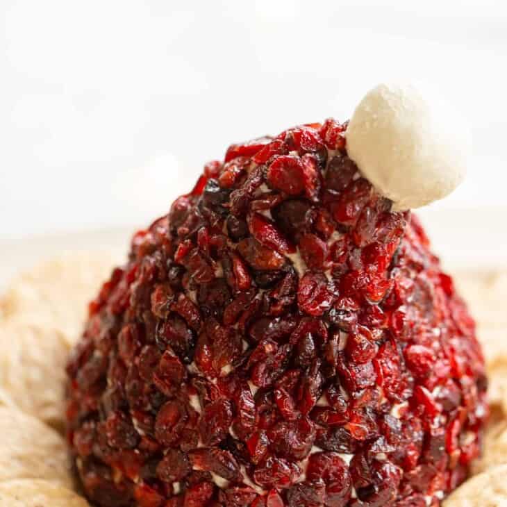 圣诞老人帽子形状的蔓越莓奶酪球和饼干gydF4y2Ba