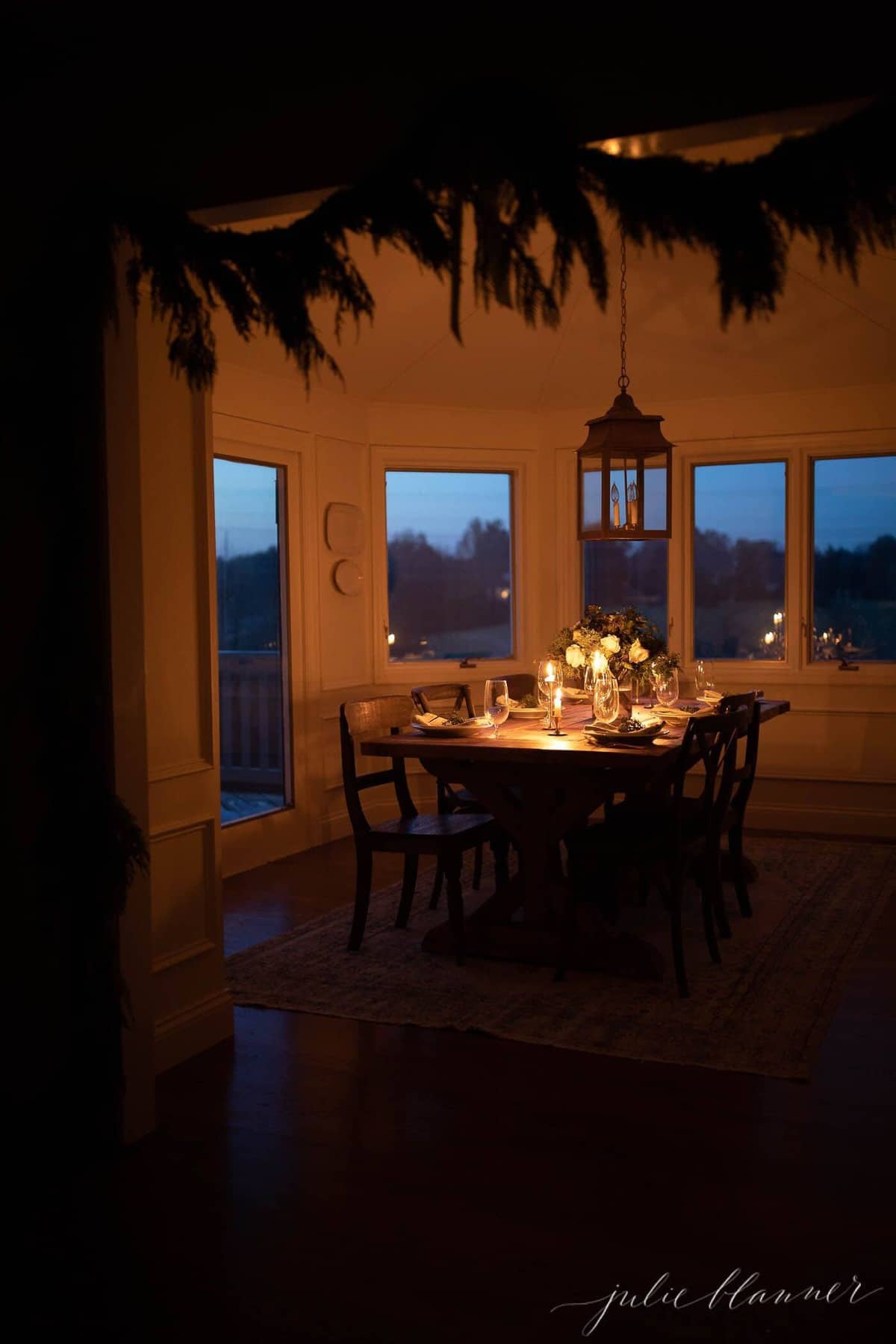 一个黑暗的烛光房间，为圣诞晚餐而准备。