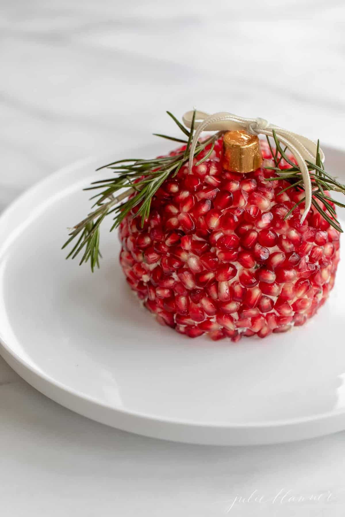 圣诞装饰品形状的节日奶酪球，上面覆盖着石榴籽。gydF4y2Ba