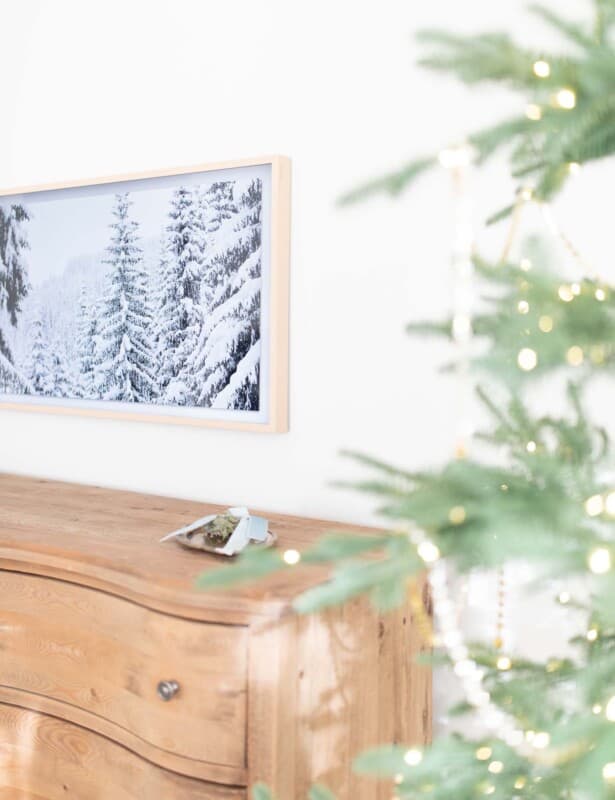 圣诞卧室装饰与一棵漂亮的树，软木梳妆台和艺术电视。