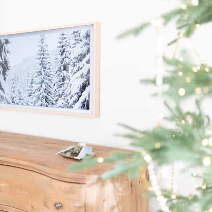 圣诞卧室装饰，一棵漂亮的树，柔软的木质梳妆台和艺术电视。