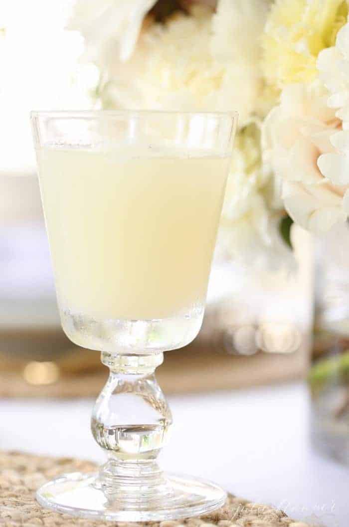 盛有自制蜂蜜柠檬水的凹槽杯。