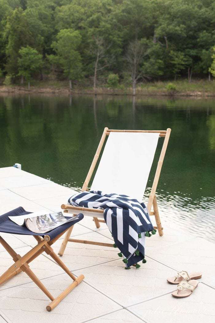 湖边的码头上放着一张单人折叠椅，毛巾搭在上面。