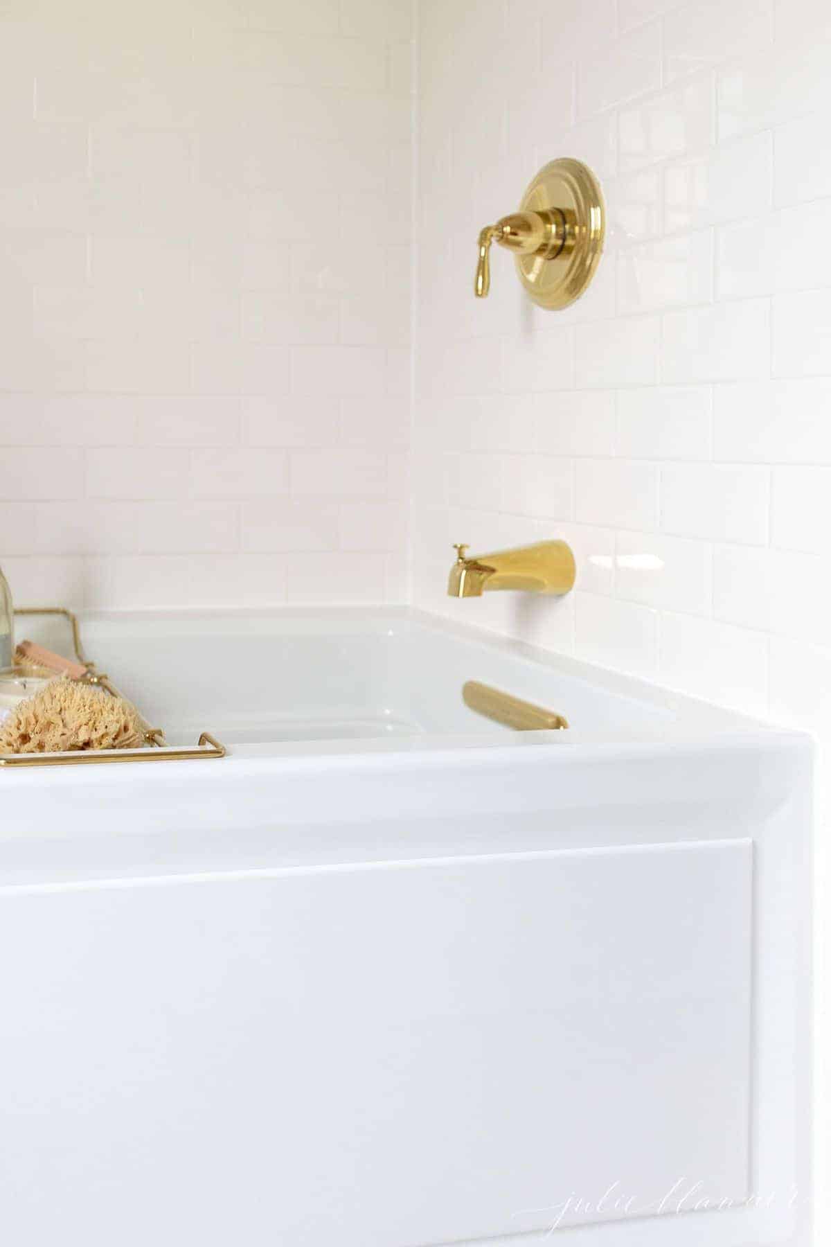 一个黄铜浴盘，里面有蜡烛、香槟、海绵和毛巾等各种物品，让你拥有终极的沐浴体验。