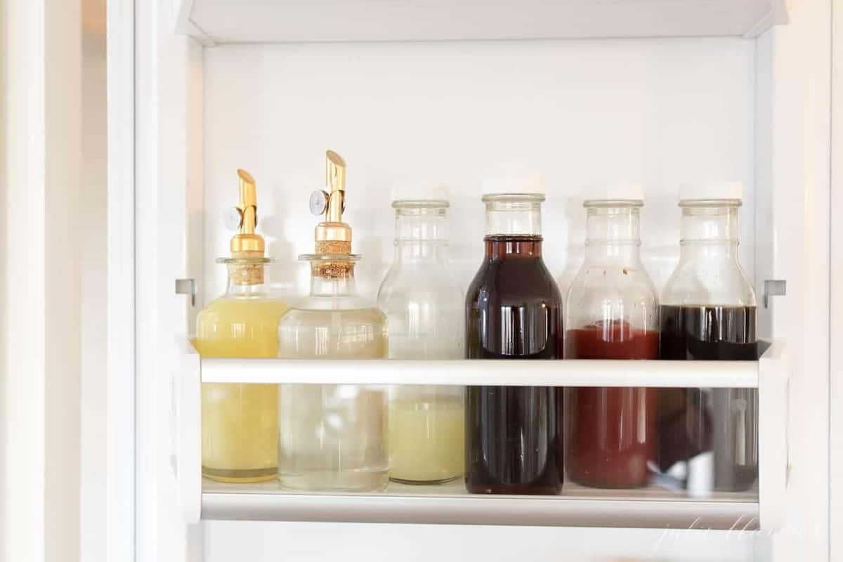 冰箱内的玻璃储存瓶。