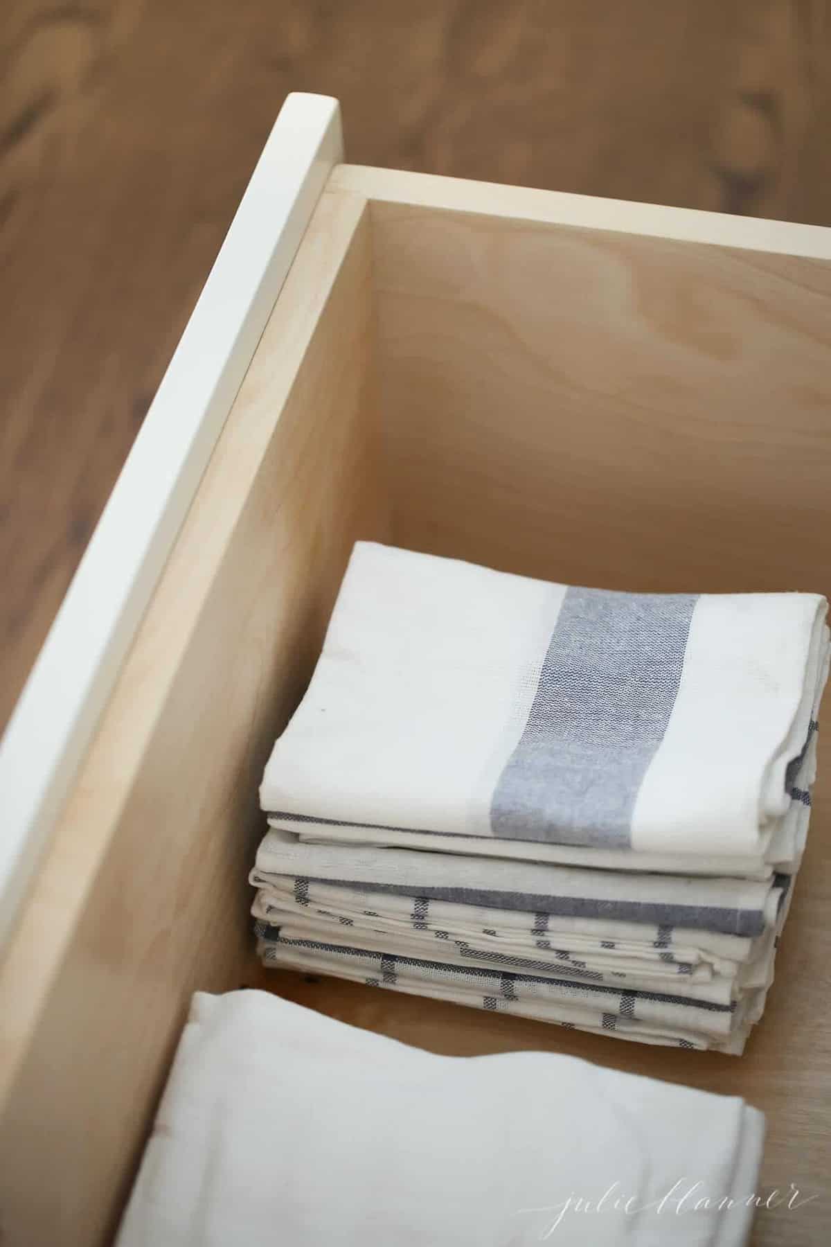 抽屉里放着蓝白条纹的简易厨房毛巾。