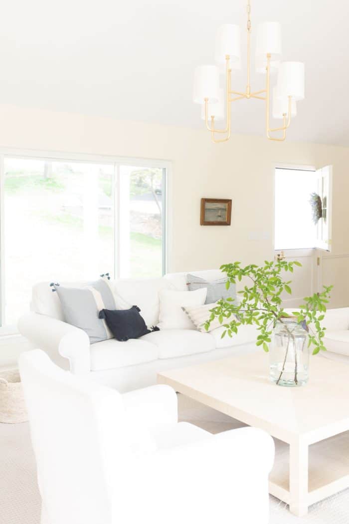 简单的生活在充满阳光的白色客厅里。