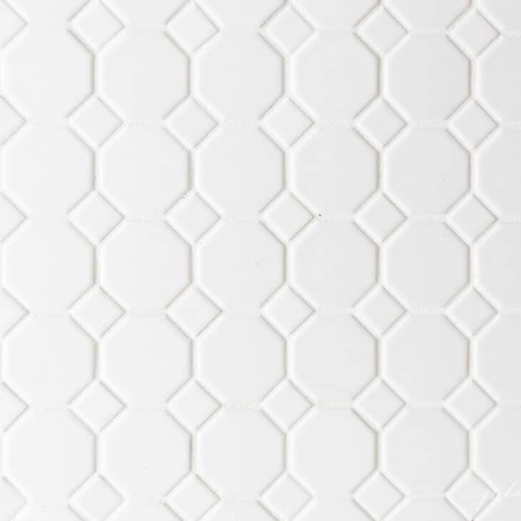 白色六边形瓷砖地板，白灌浆。
