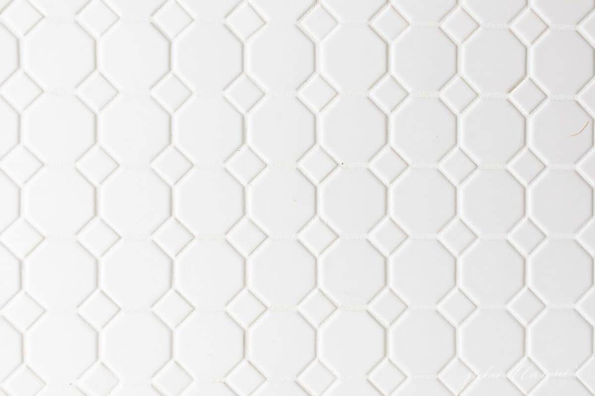 白色六边形瓷砖地板，白色灌浆。