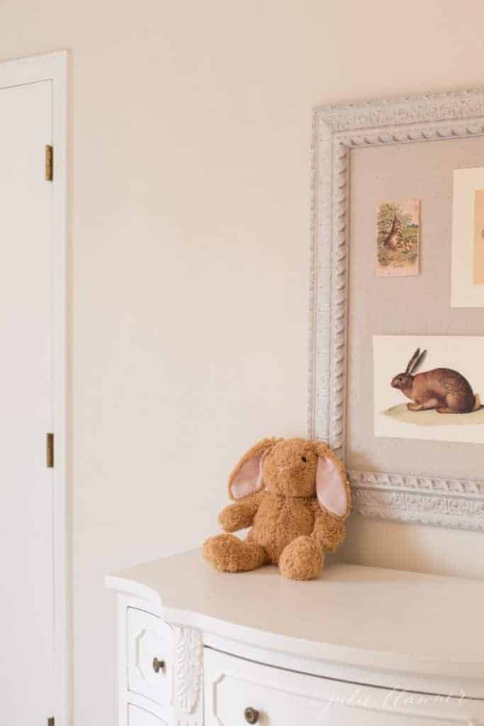 孩子的卧室与插针板以简约的季节性装饰复活节图像。