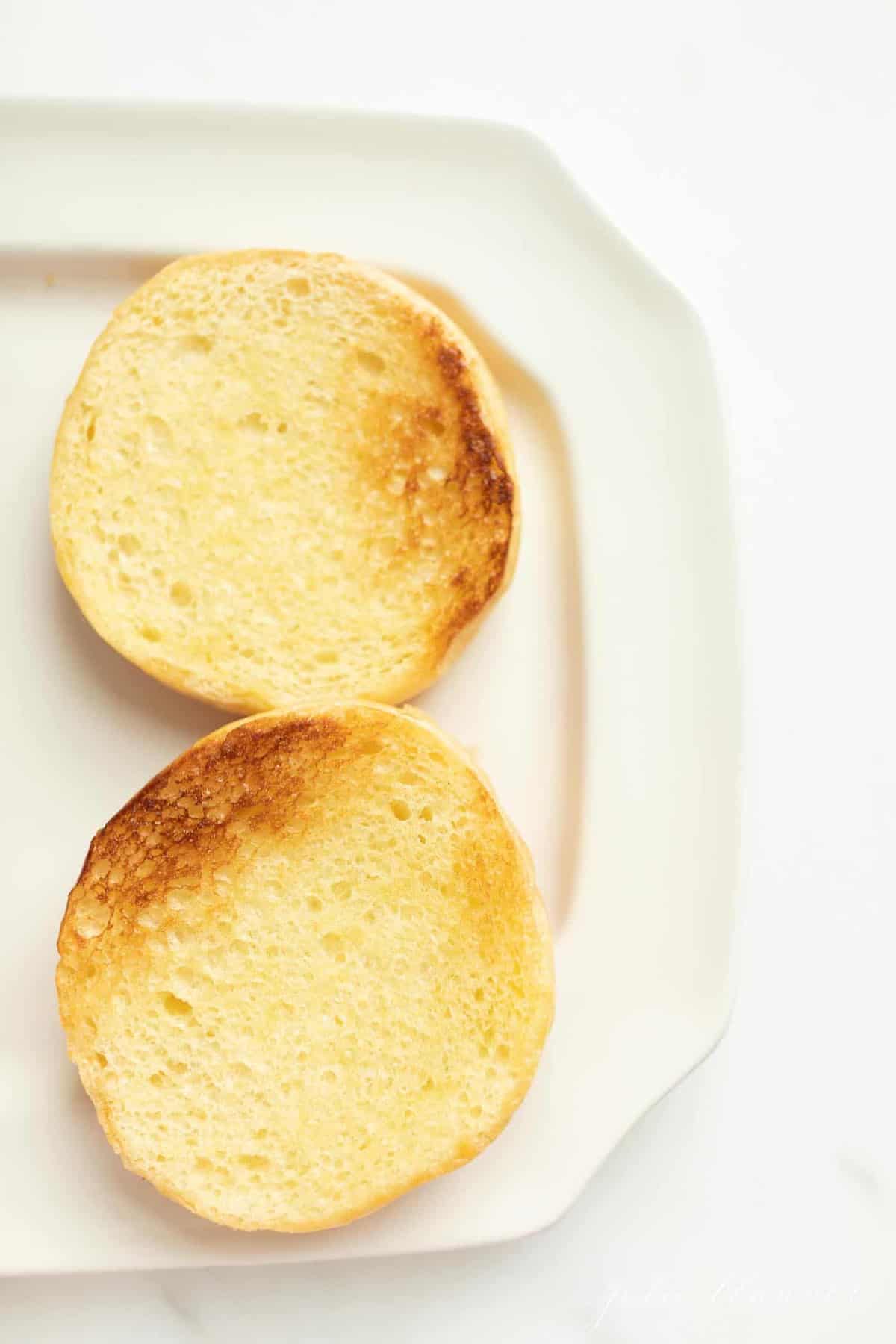 一个白色盘子，带有烤面包。GydF4y2Ba