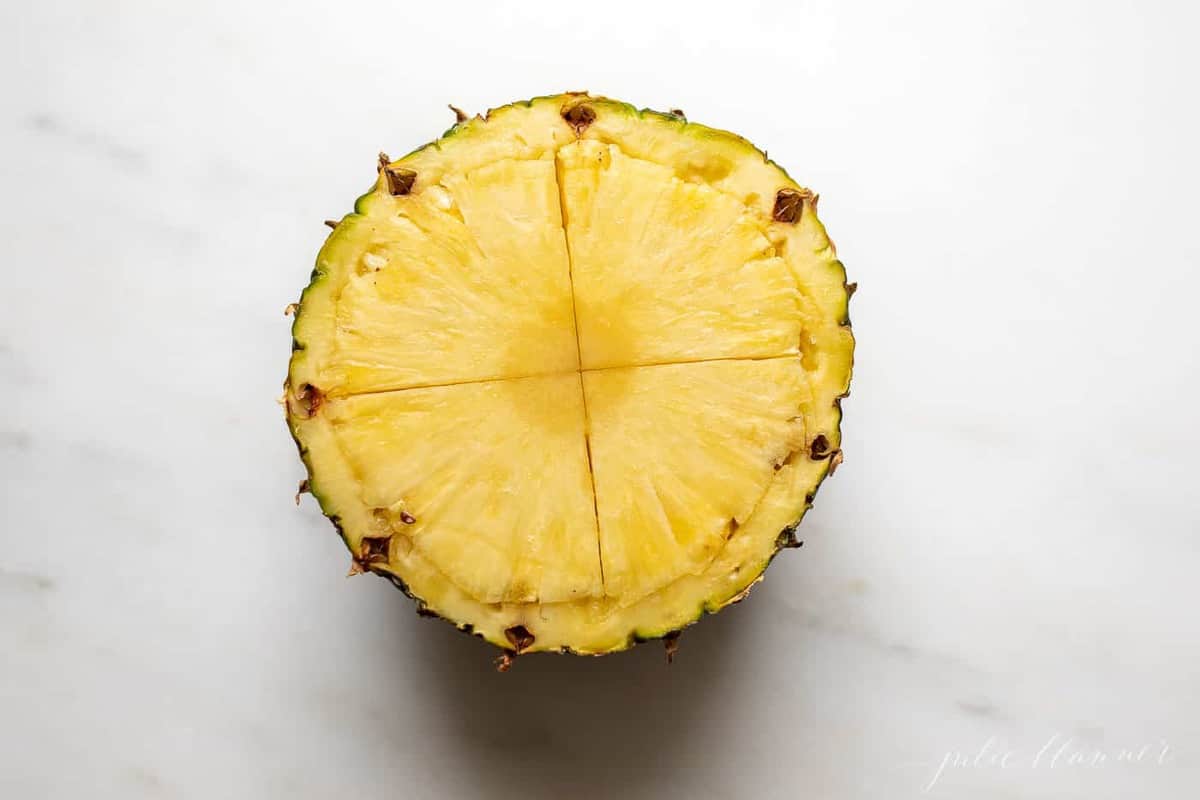 大理石表面有半个菠萝，中间镂空。gydF4y2Ba