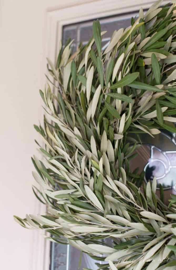 近距离的新鲜橄榄花环用于装修简约的季节性。
