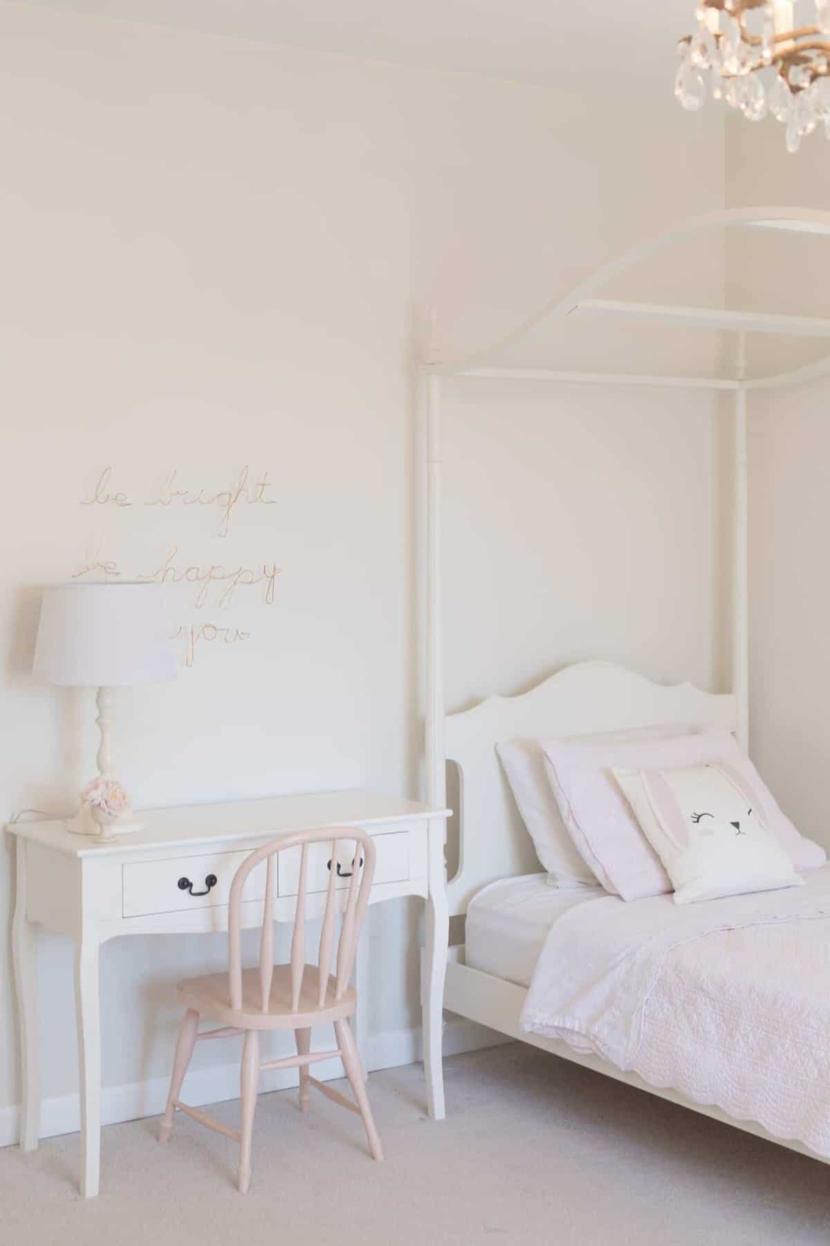 一个白人女孩的卧室，床上有迷人的兔子枕头盖。