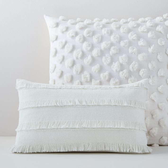 白色产品拍摄了两个纹理的白色枕头盖。