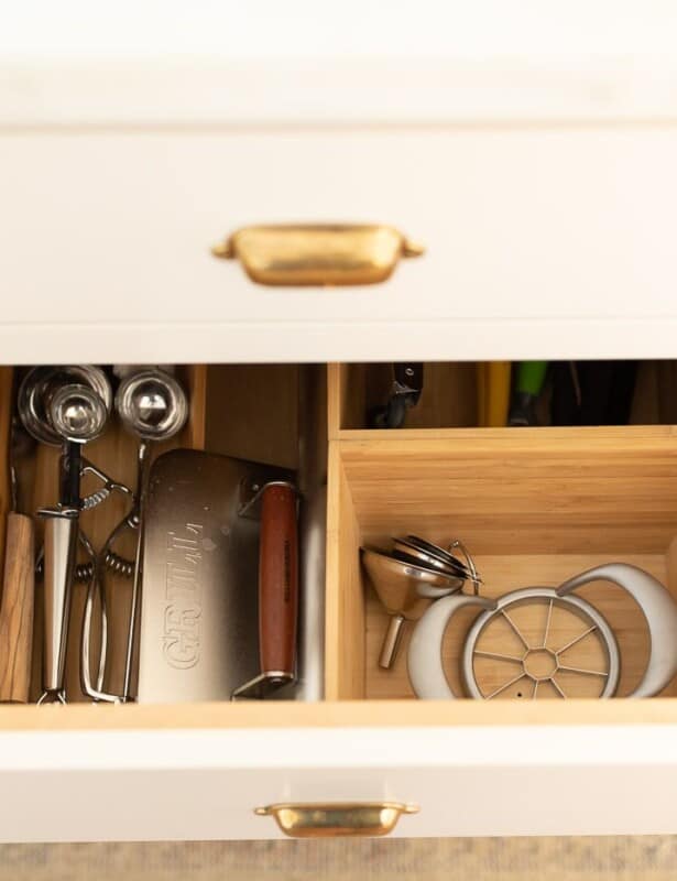 调查一家银器抽屉组织者充满厨房用具。