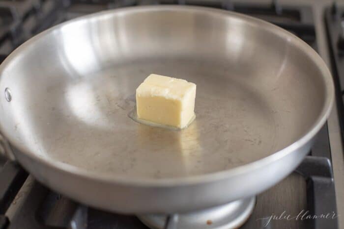 把银锅放在炉子上，放一小块黄油。gydF4y2Ba
