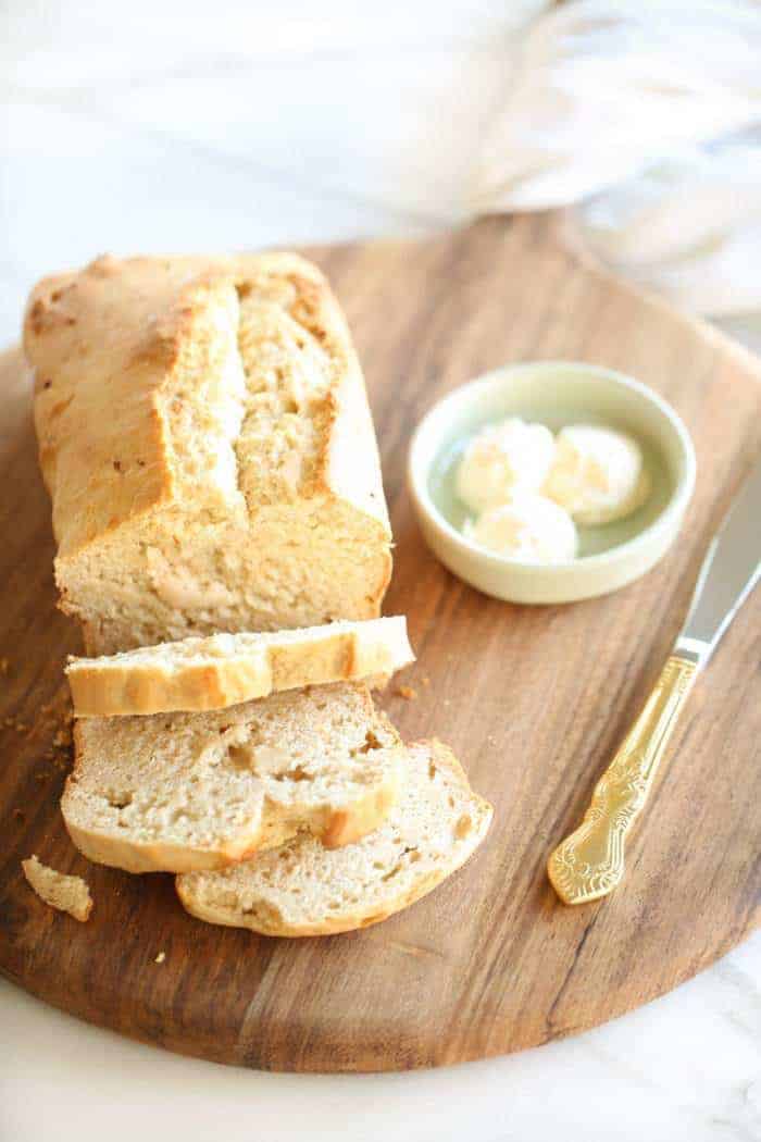 面包和黄油放在木砧板上。