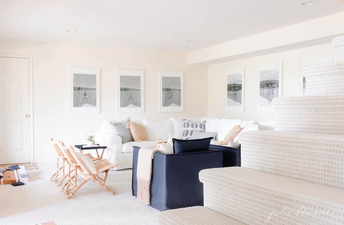 湖屋客厅，柔软的奶油色墙壁和地毯海军蓝和白色的家具