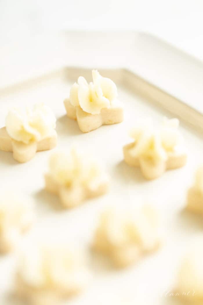 小花形柠檬糖霜饼干放在白色浅盘上。