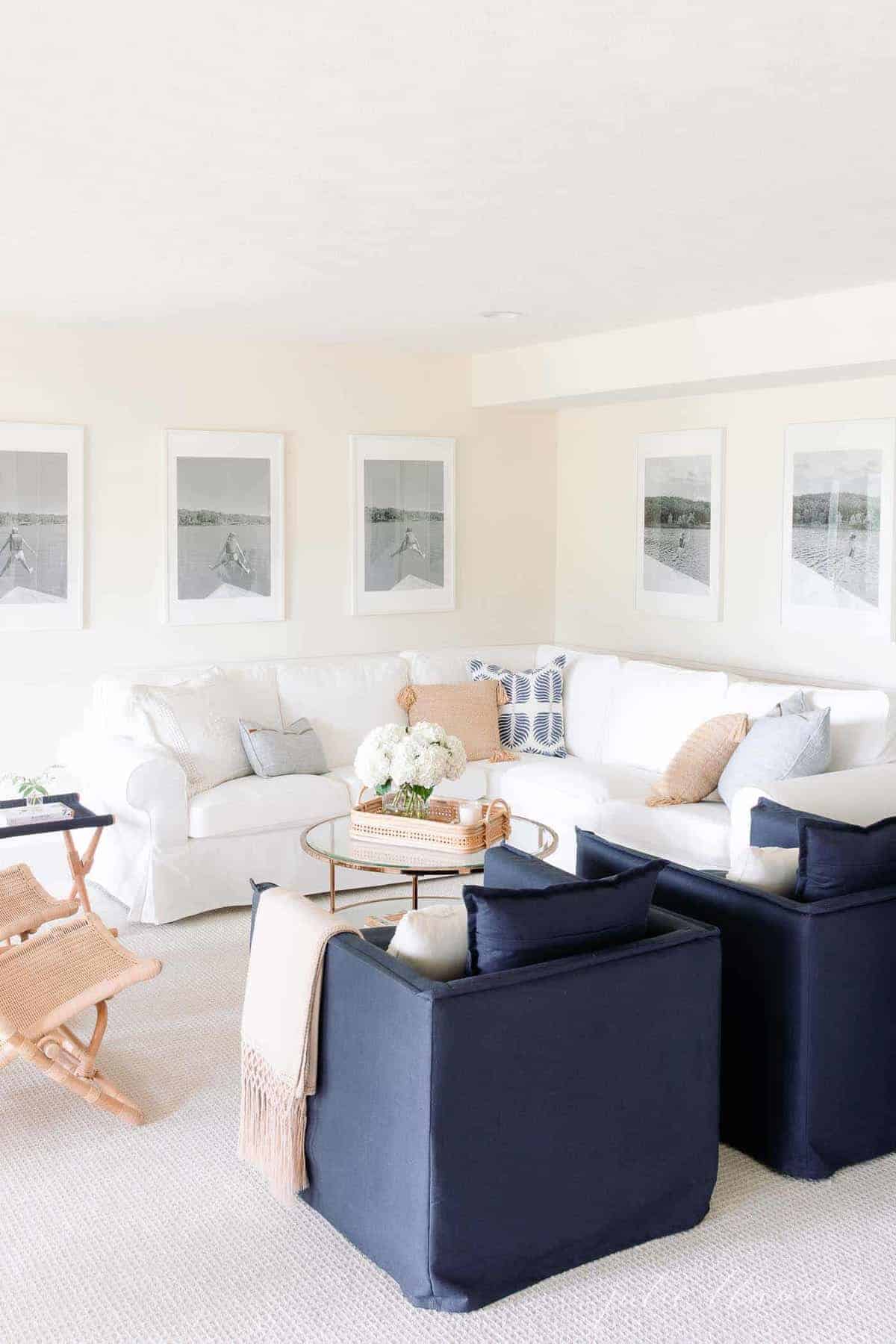 白色和蓝色的客厅与现代家具