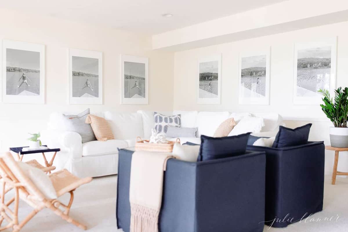 客厅漆成奶油色，藤藤的，海军蓝的，白色的椅子