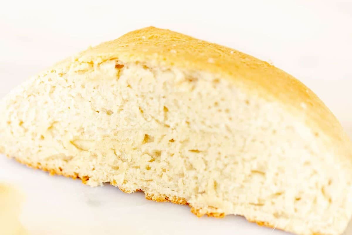 一片在大理石表面上用快速升起酵母制成的自制面包。