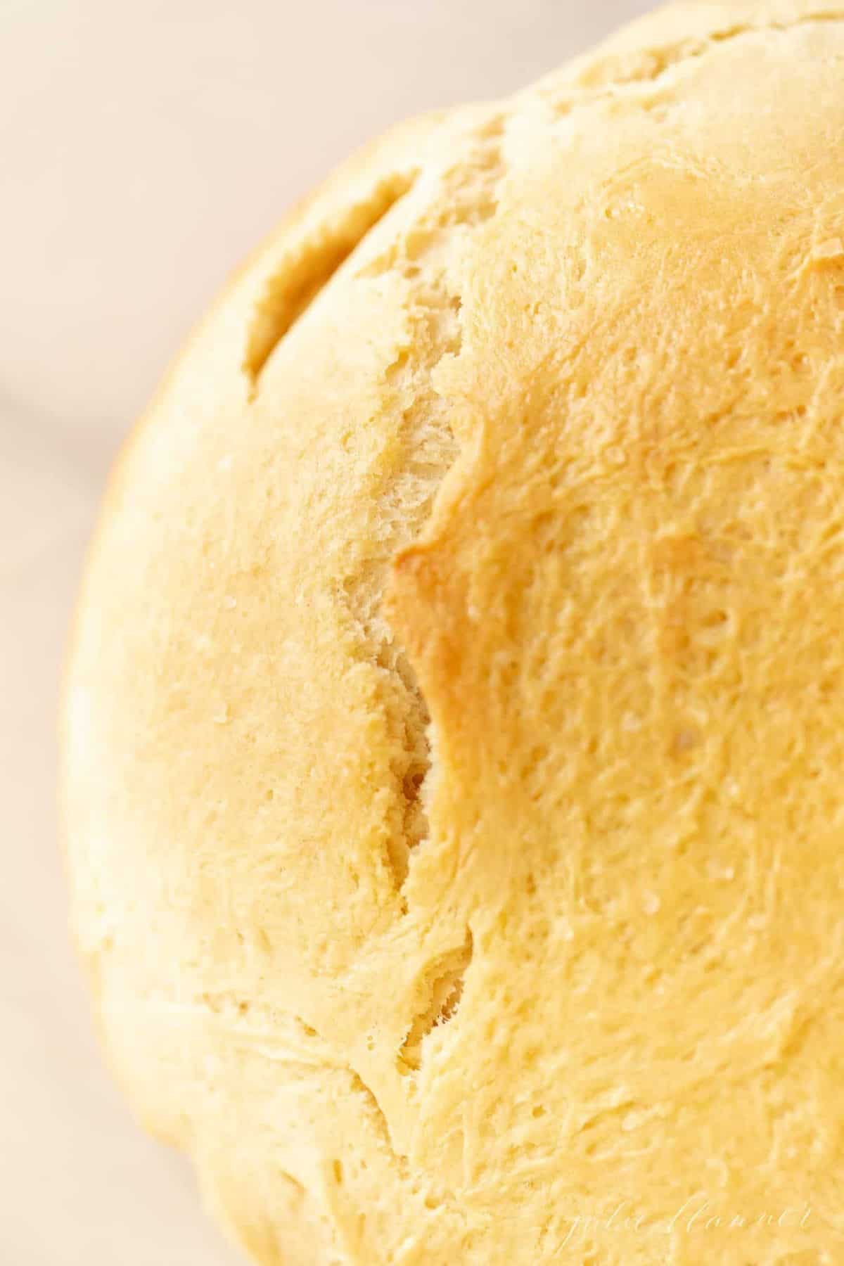 一个圆形的迷迭香橄榄油面包的特写。gydF4y2Ba