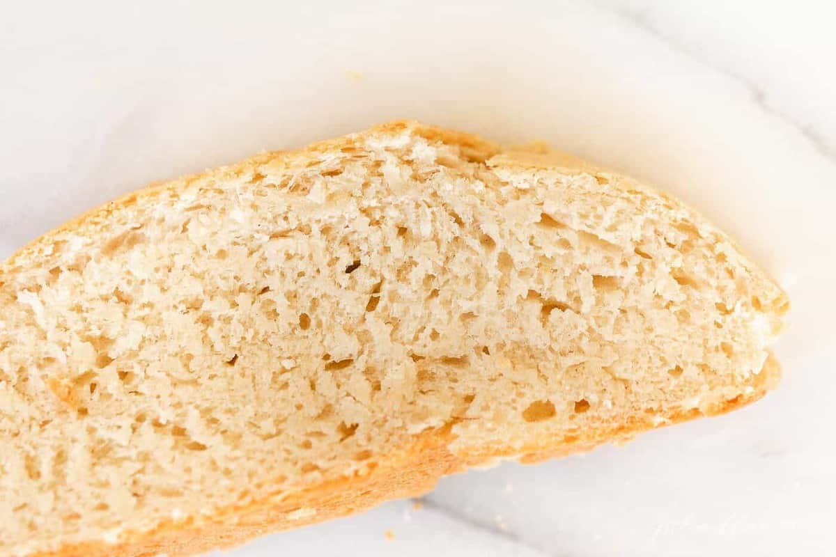 一片在大理石表面上用快速升起酵母制成的自制面包。