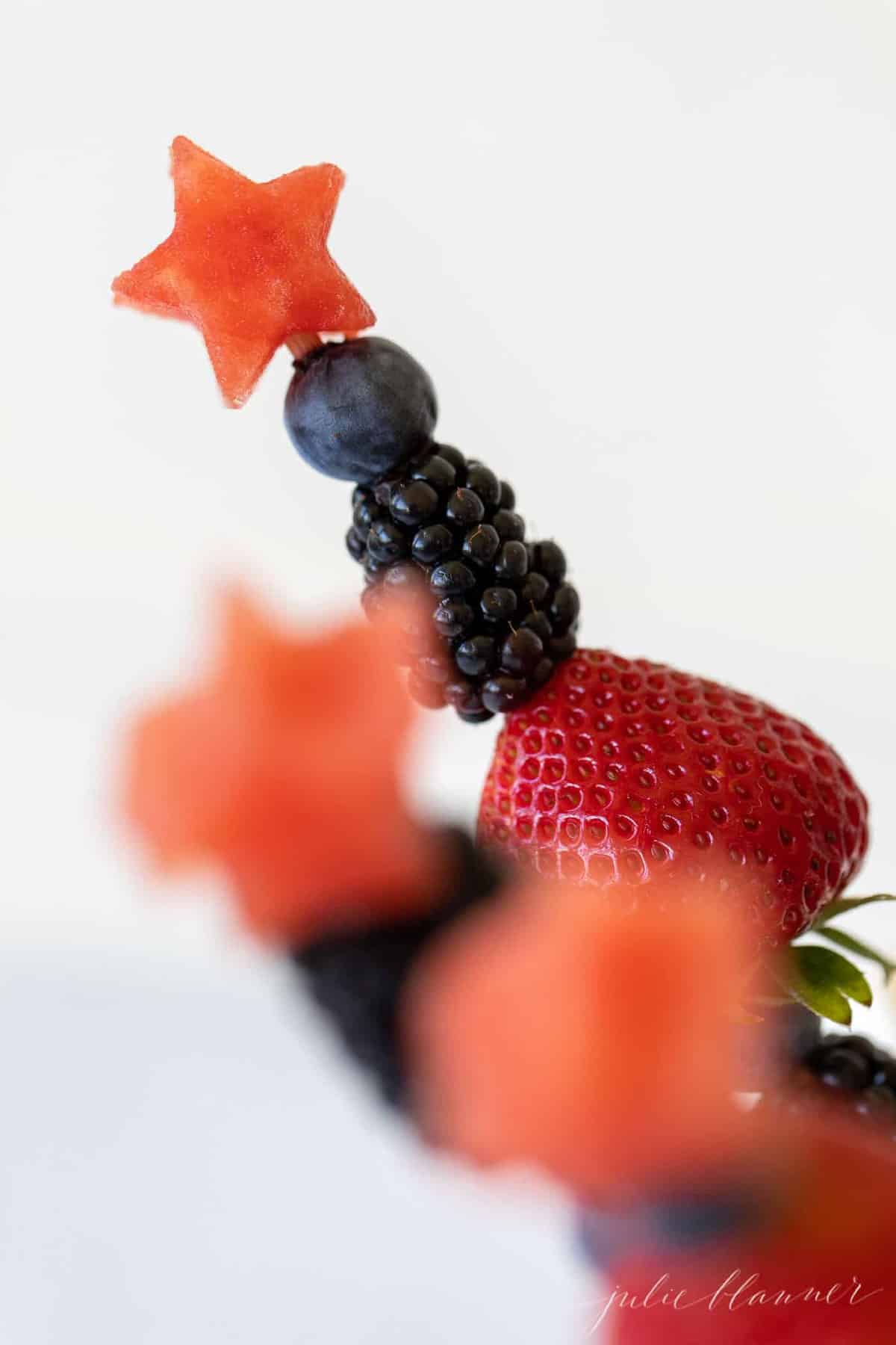 7月四日的特写启发了夏季浆果制成的新鲜水果。GydF4y2Ba