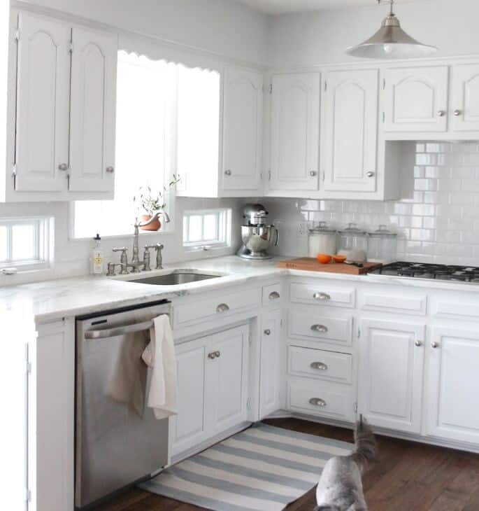 全白色的厨房，墙上刷着Sherwin Williams的莱茵石。