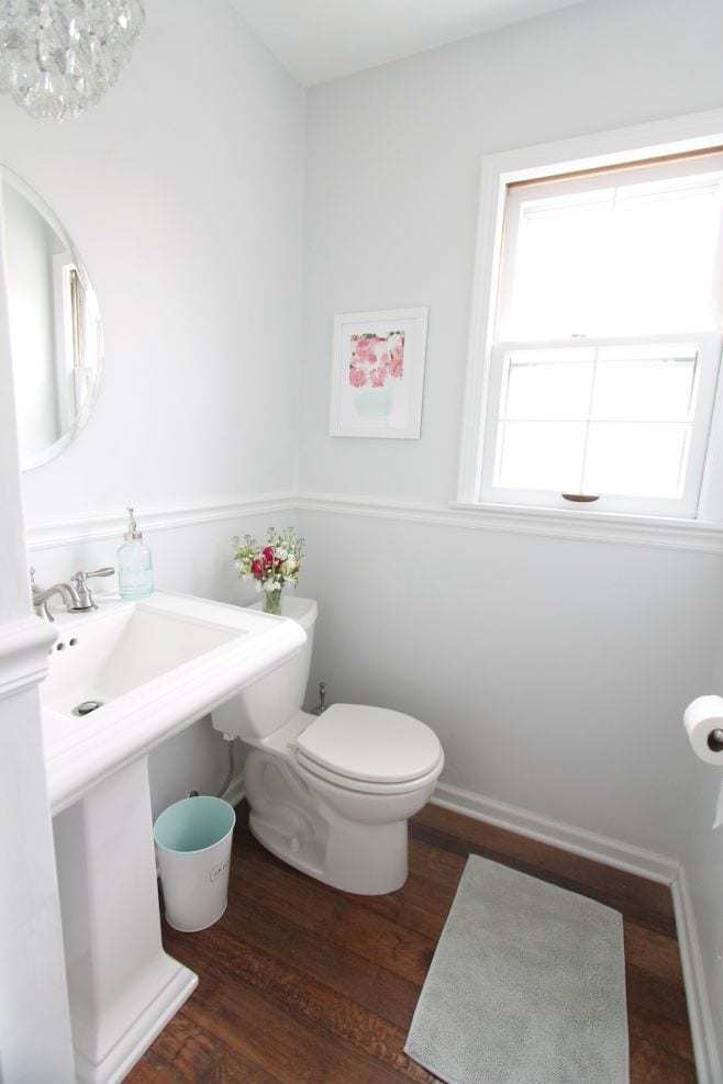 一间白色浴室，墙上用墙壁涂有墙壁的墙壁。
