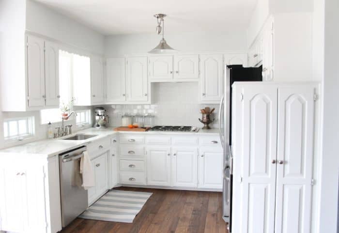一个带有墙壁的白色厨房涂有夏尔文·威廉姆斯水钻。