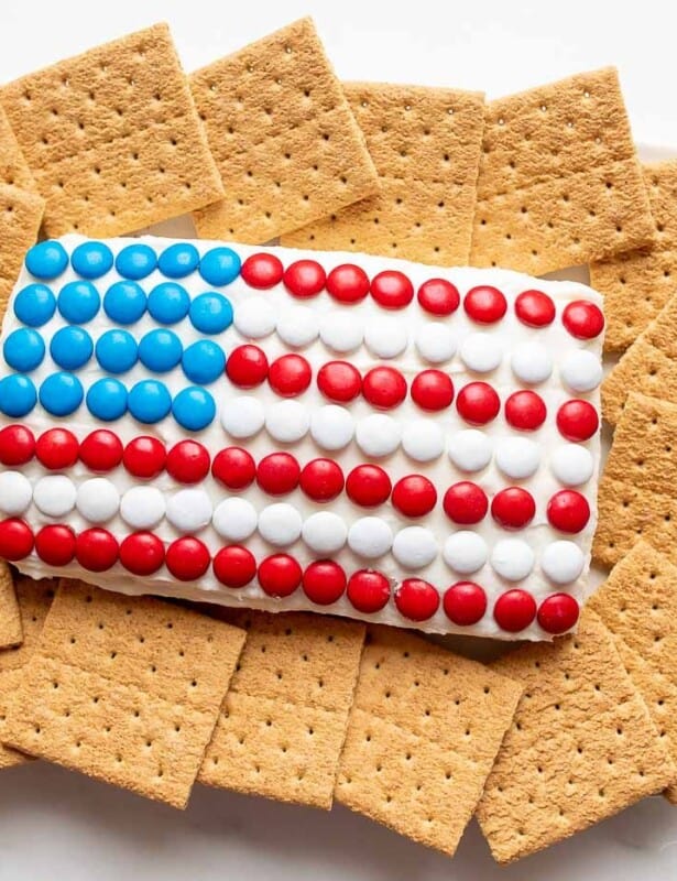 磨砂四分之一的七月旗子甜点，围绕着M＆MS，周围的饼干覆盖。
