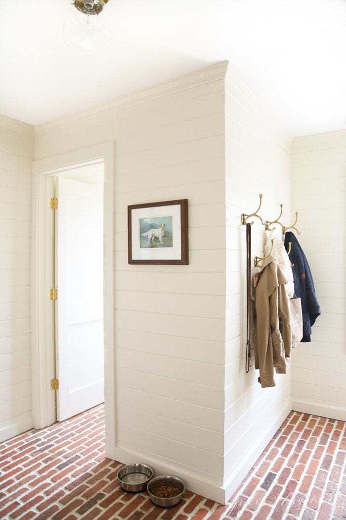 一个白色搭叠寄存室与薄砖铺路材料砖地板。
