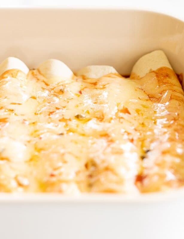 一个装满奶酪辣酱玉米饼的白色砂锅菜。
