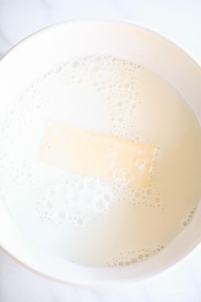 一碗牛奶，里面有一根黄油，以便简单的晚餐食谱。GydF4y2Ba