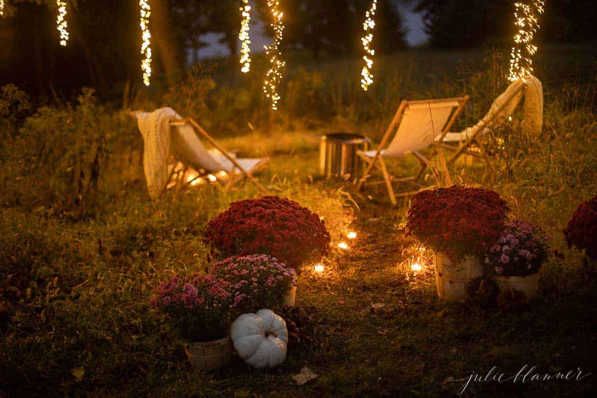 篝火旁的椅子，烛光和南瓜装饰