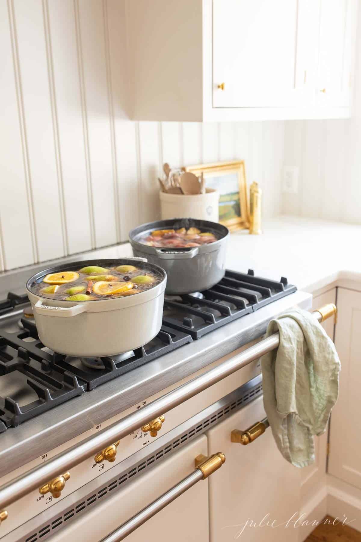 白色厨房的炉子上放着两个铸铁锅，里面盛着自制的苹果酒。gydF4y2Ba