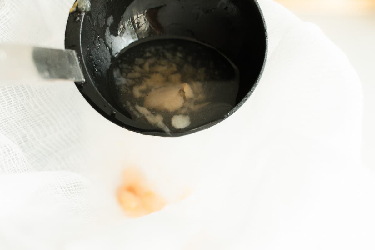 一个铸铁锅，里面装满了自制的苹果酒配料。gydF4y2Ba