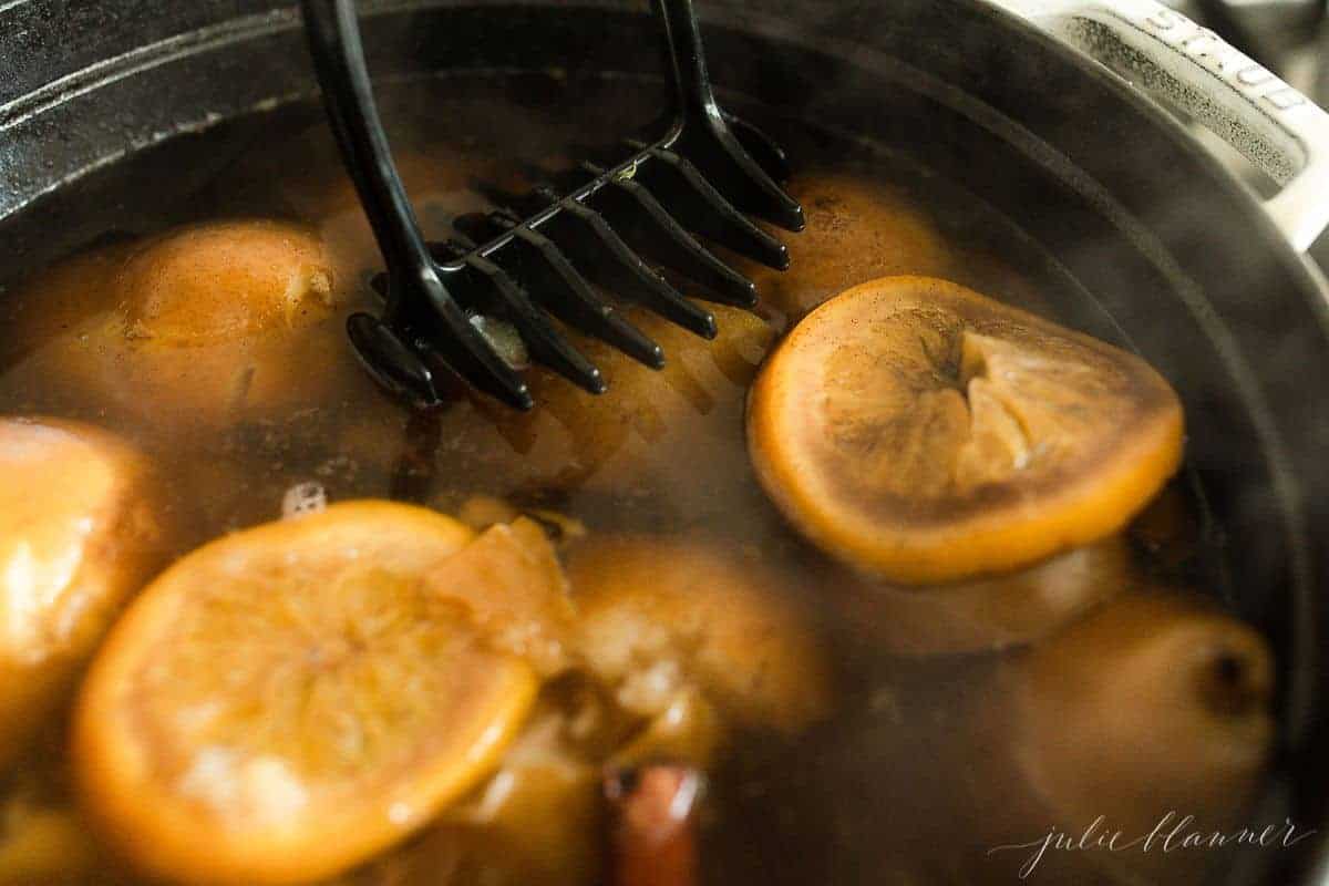 一个装满梨苹果酒食谱的锅，侧面是土豆泥。GydF4y2Ba