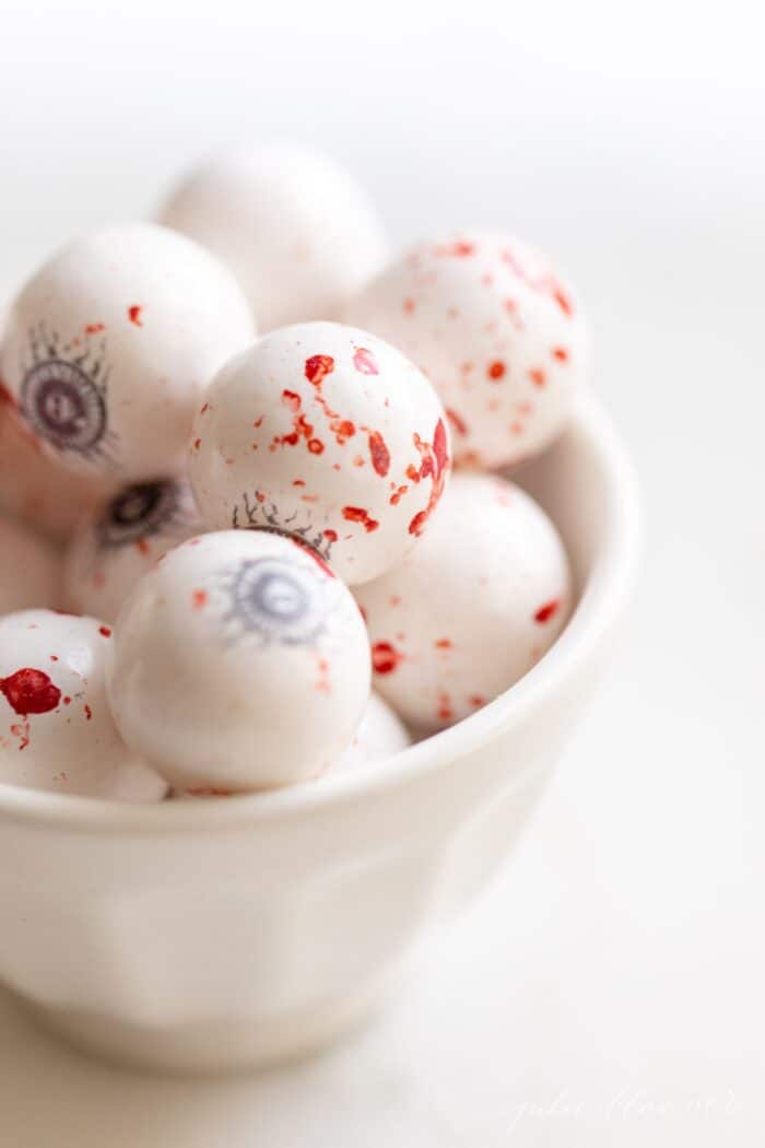 万圣节礼物，白碗里满是血淋淋的眼球糖球。